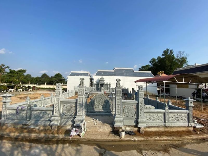 Mộ đá xanh rêu 2 mái đao nguy nga