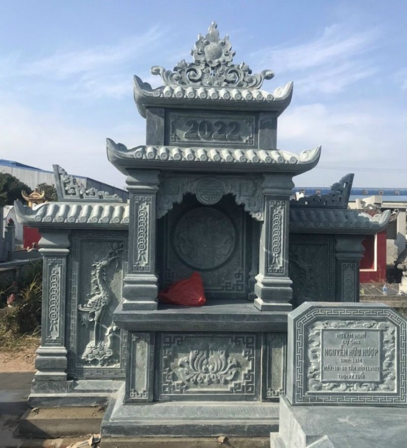 Toàn cảnh khu mộ tổ đá xanh nguyên khối đá uy nghi giữa khuôn viên lăng mộ dòng họ