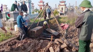 Bốc mộ xem tuổi người sống hay người chết? tuổi kiêng khi bốc mộ cần biết